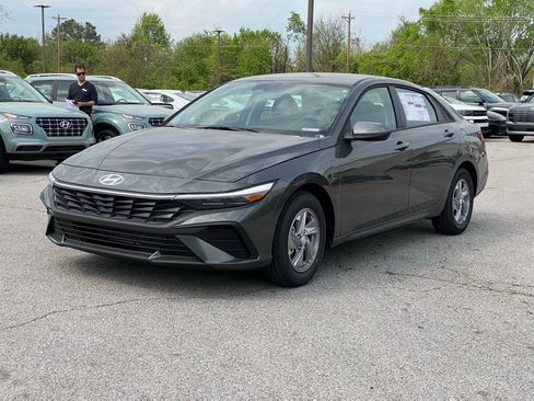 New 2026 Hyundai Elantra SE FWD image 3