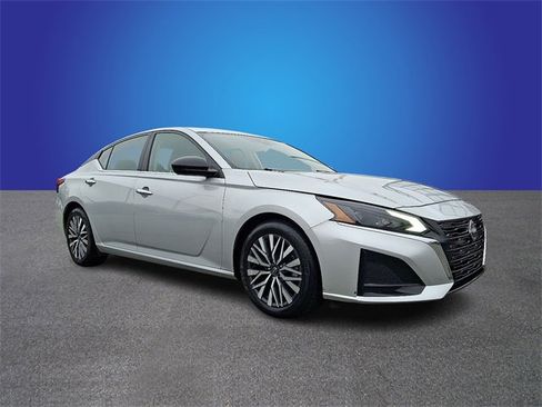 Used 2024 Nissan Altima 2.5 SV image 3