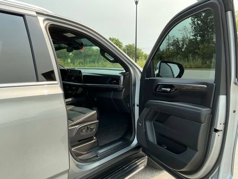 Used 2025 Chevrolet Tahoe Premier AWD/4WD image 18