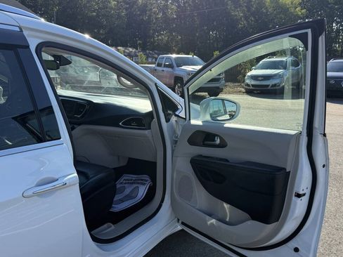 Used 2019 Chrysler Pacifica Touring-L FWD image 17
