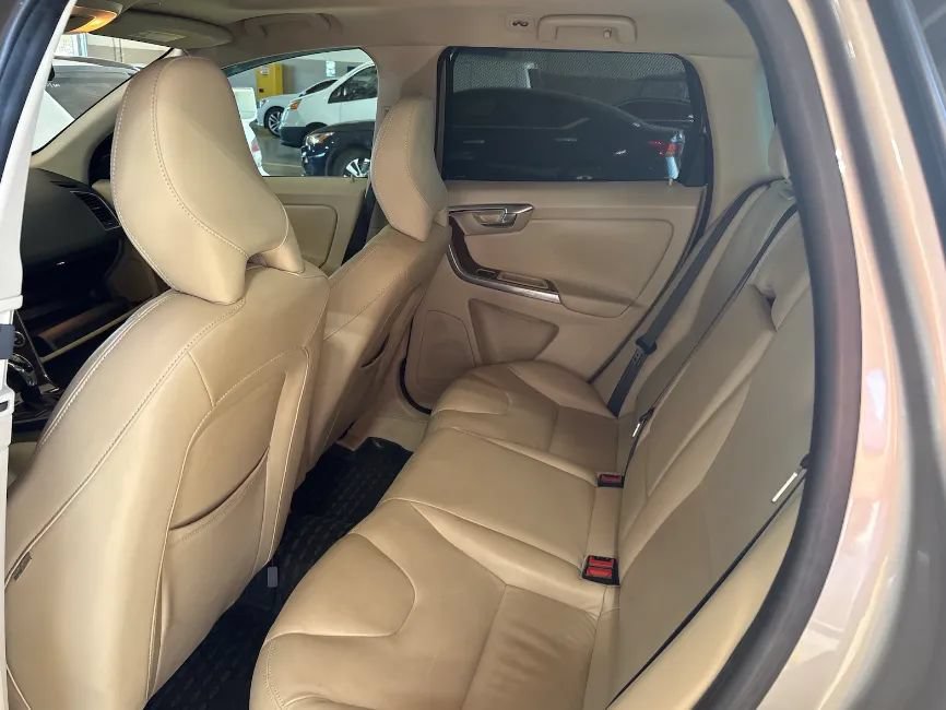 Used 2015 Volvo XC60 T6 w/ Proximity Package FWD image 8