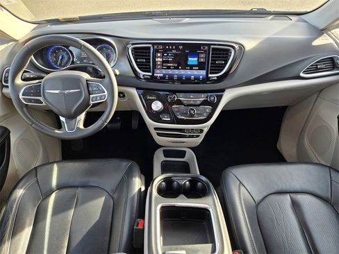 Used 2022 Chrysler Pacifica Touring-L image 13