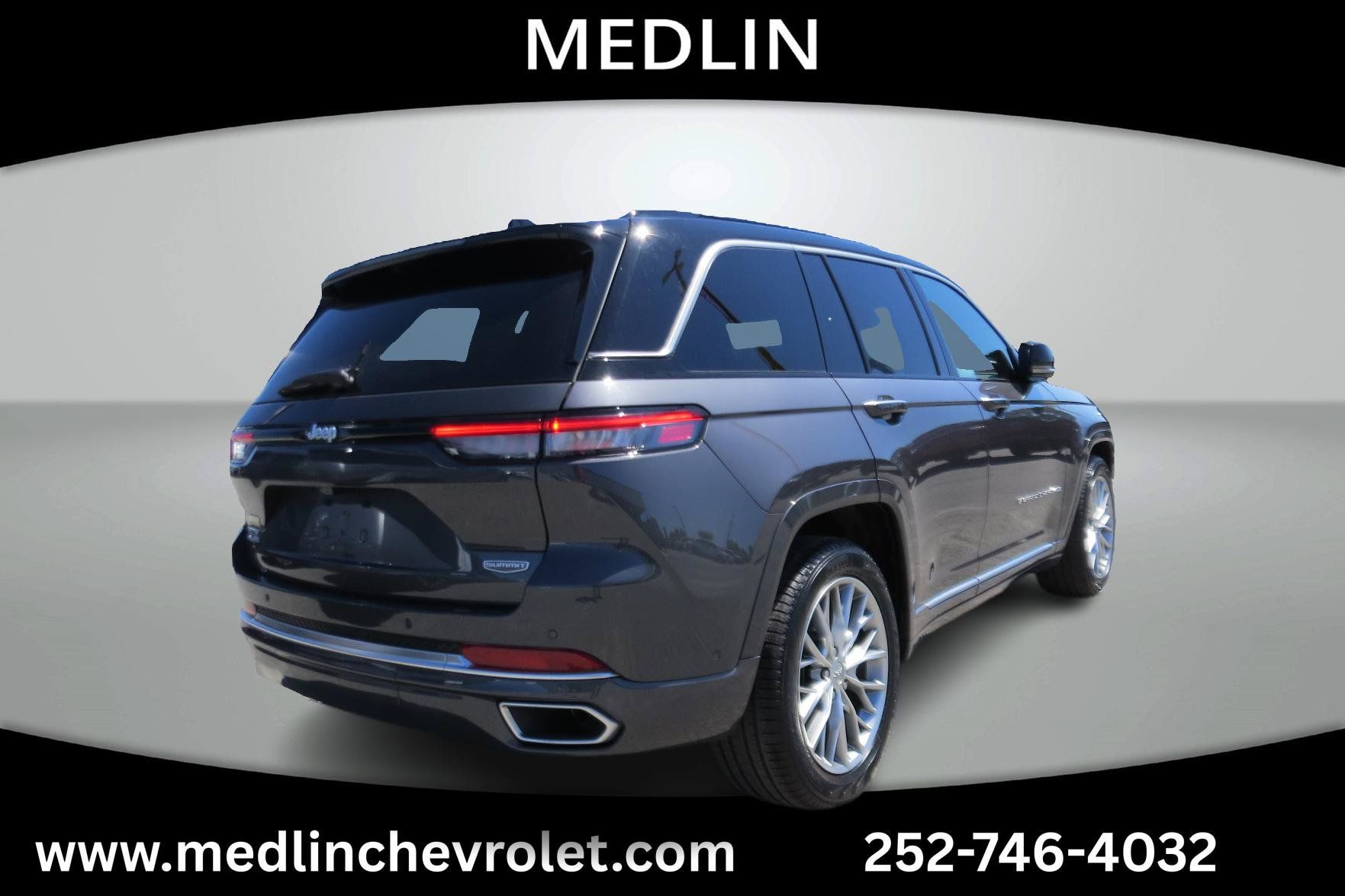 Used 2025 Jeep Grand Cherokee Summit AWD/4WD image 9