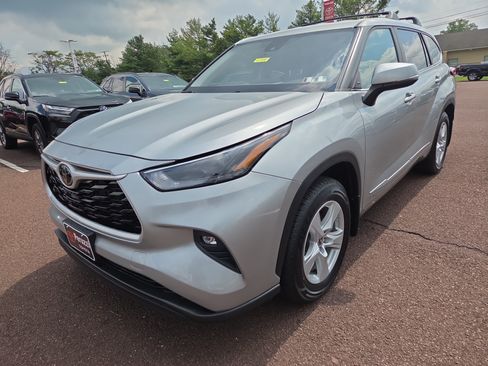 Used 2023 Toyota Highlander LE AWD/4WD image 7