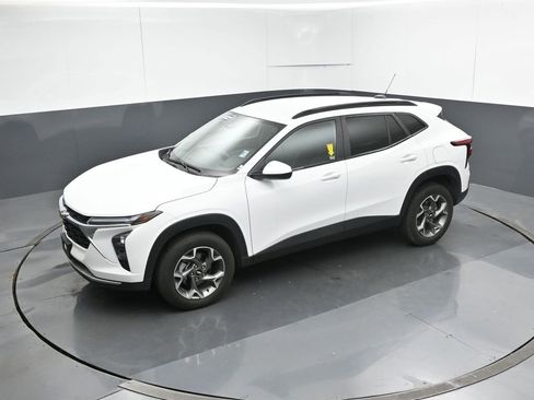 Used 2025 Chevrolet Trax LT image 44