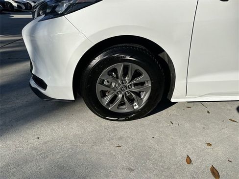 Used 2024 Toyota Sienna LE image 19