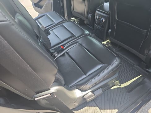 Used 2022 Ford Explorer XLT w/ Equipment Group 202A AWD/4WD image 11