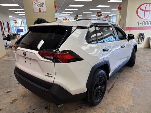 Used 2021 Toyota RAV4 XLE w/ Convenience Package image 11