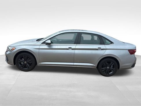 Used 2023 Volkswagen Jetta SE FWD image 2