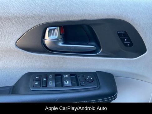 Used 2023 Chrysler Pacifica Touring-L image 12