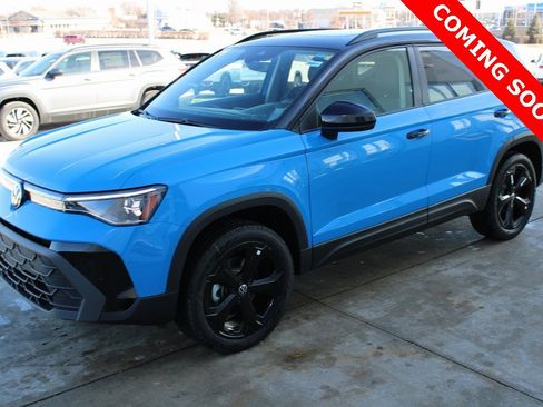 Certified 2025 Volkswagen Taos SE image 3