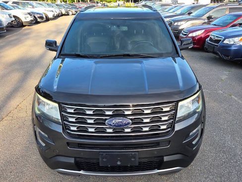Used 2017 Ford Explorer XLT w/ Equipment Group 202A AWD/4WD image 3