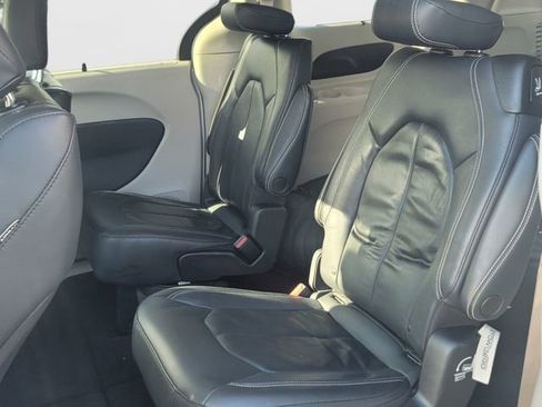 Used 2022 Chrysler Pacifica Touring-L image 14