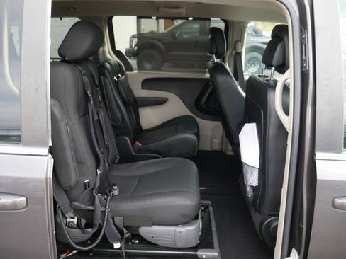 Used 2015 Chrysler Town & Country Touring image 25