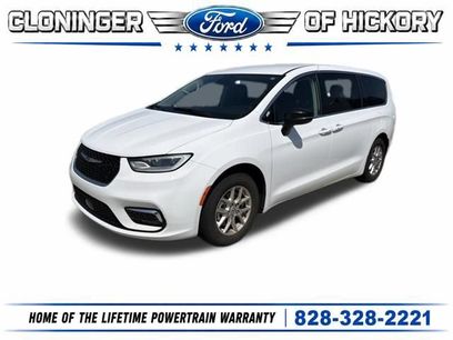Used 2024 Chrysler Pacifica Touring-L