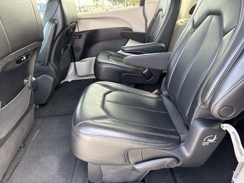Used 2023 Chrysler Pacifica Touring-L image 13