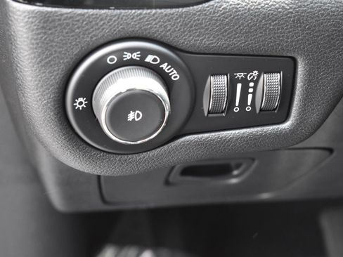 Used 2021 Jeep Cherokee Latitude Plus w/ Sun & Sound Group AWD/4WD image 25