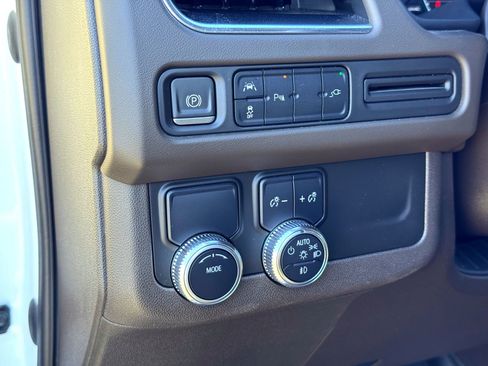 Used 2021 GMC Yukon SLT w/ SLT Premium Package image 15