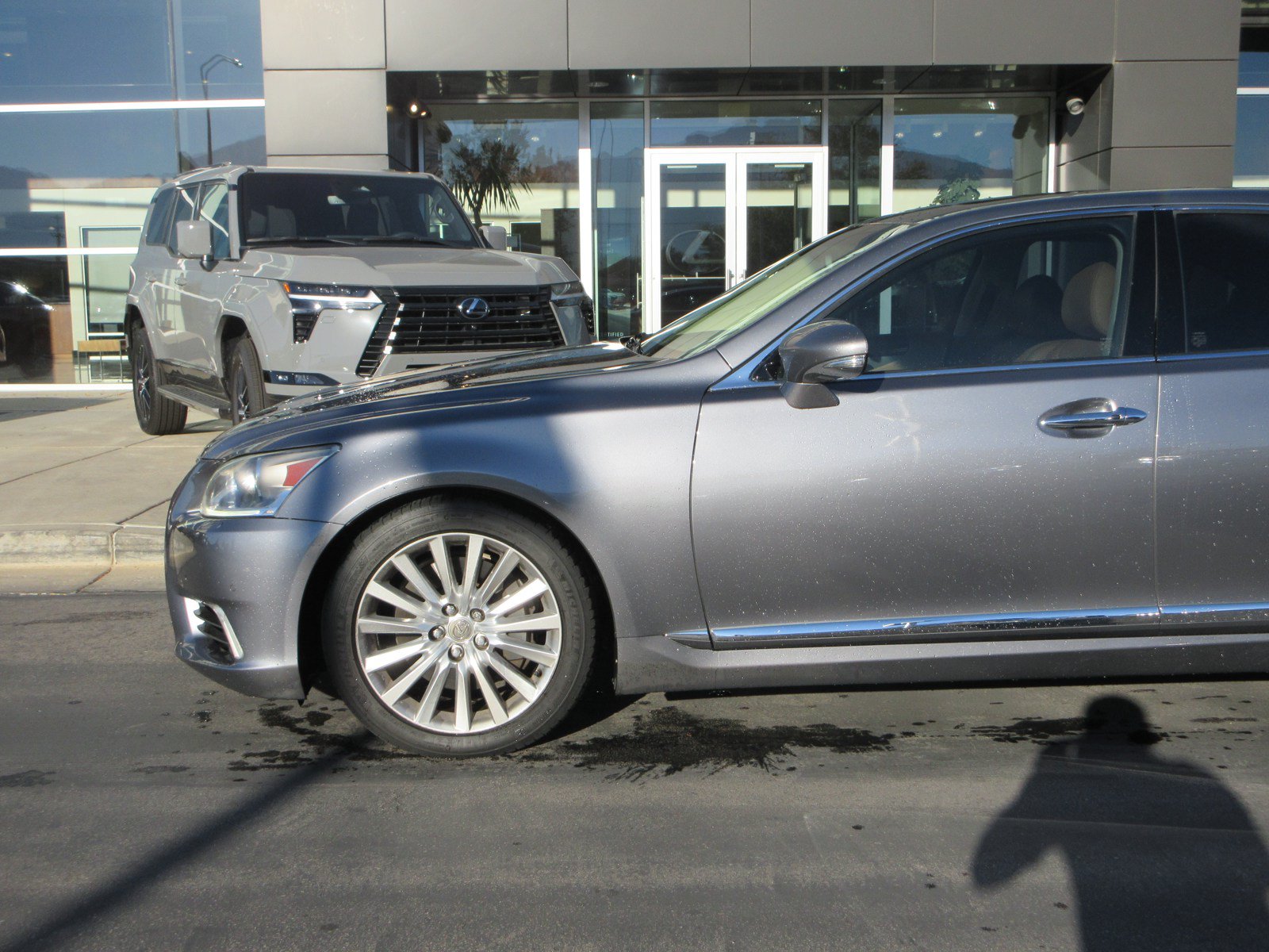 Used 2013 Lexus LS 460 AWD w/ Comfort Pkg image 2