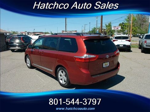 Used 2016 Toyota Sienna LE FWD image 3