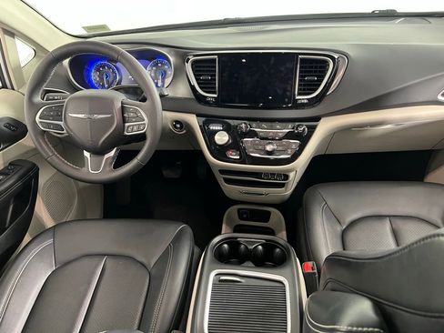 Used 2024 Chrysler Pacifica Touring-L image 13