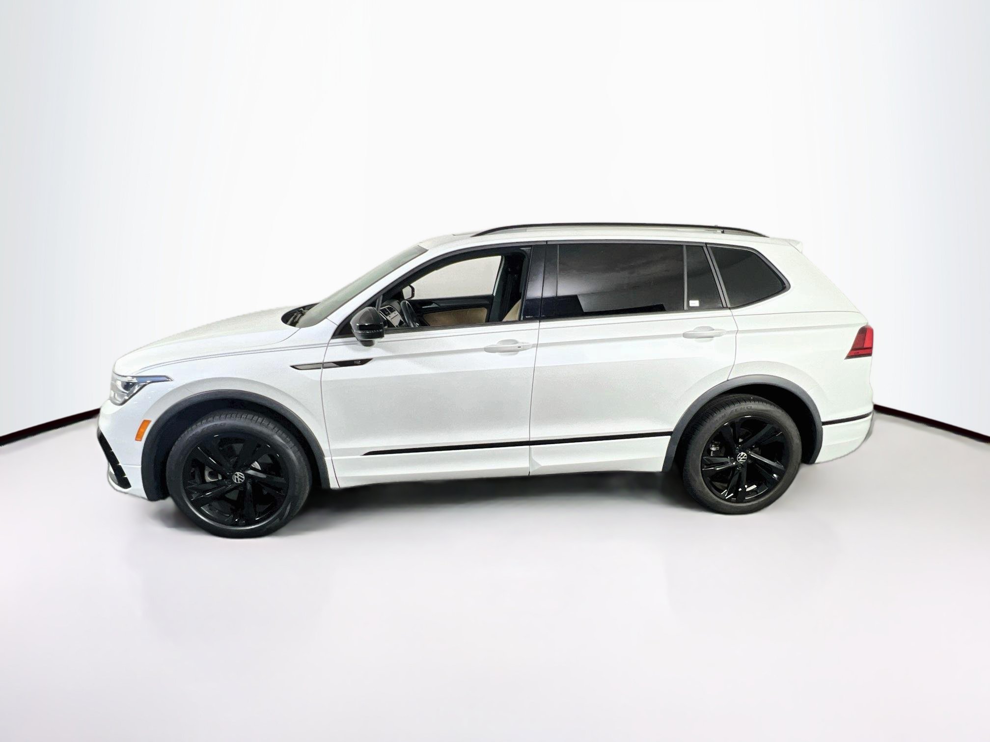 Used 2024 Volkswagen Tiguan SE R-Line AWD/4WD image 8