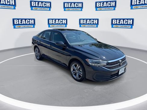 Used 2024 Volkswagen Jetta SE FWD image 2