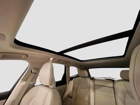 Used 2021 Volvo XC60 T5 Momentum w/ Protection Package Premier image 14