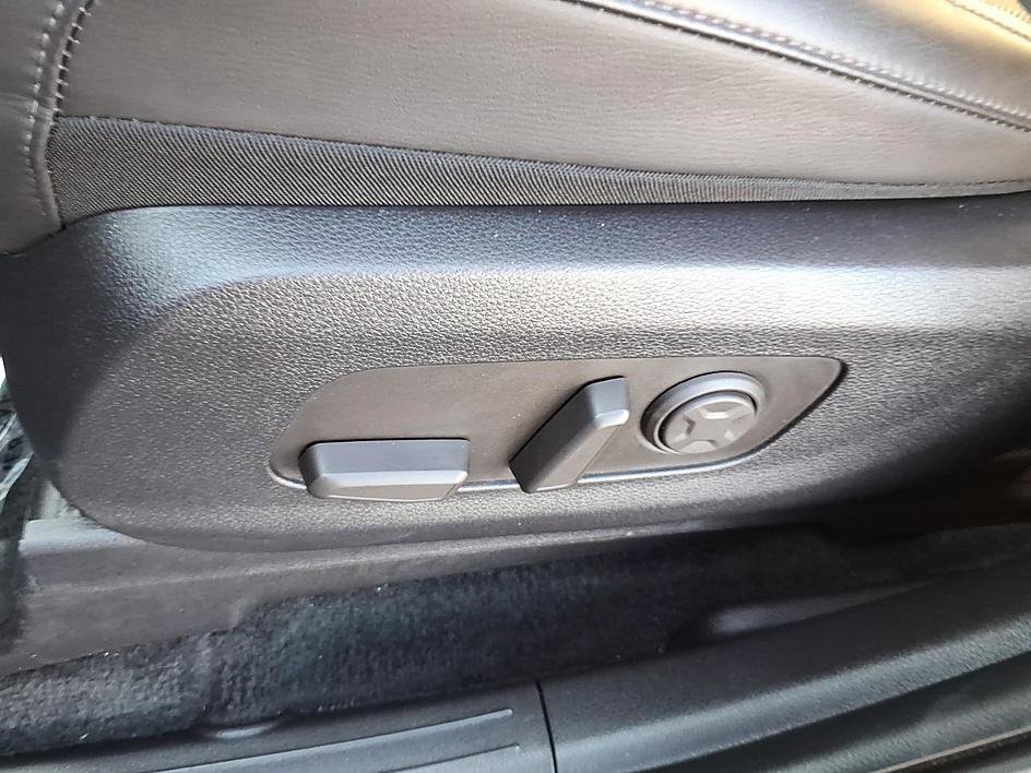 Used 2025 Kia Carnival FWD image 16