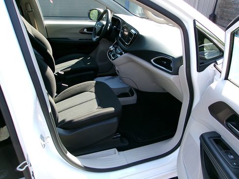Used 2023 Chrysler Voyager LX FWD image 11
