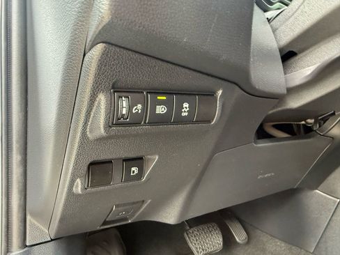 Used 2023 Toyota Corolla Cross SE image 25