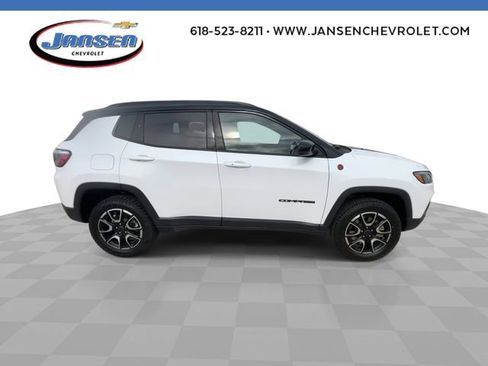Used 2025 Jeep Compass Trailhawk AWD/4WD image 9