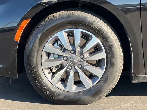 Used 2024 Chrysler Pacifica Select image 28