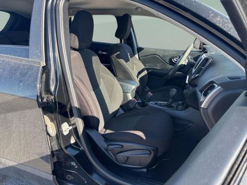 Used 2021 Jeep Cherokee Latitude w/ Safety Group image 33