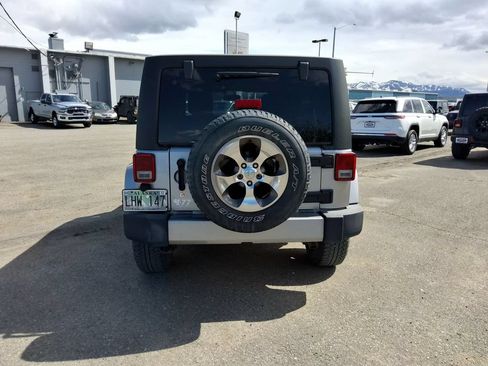 Used 2018 Jeep Wrangler Unlimited Sahara w/ Connectivity Group AWD/4WD image 7