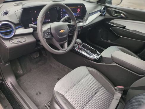 Used 2025 Chevrolet Trax LT FWD image 10