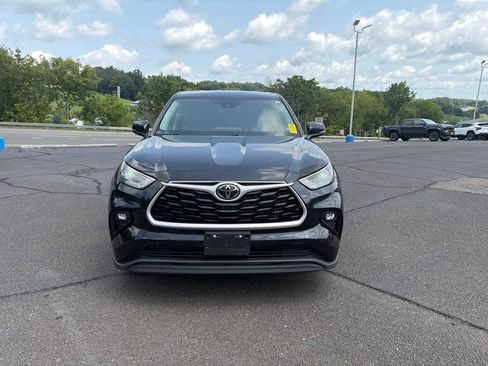 Used 2023 Toyota Highlander LE FWD image 3