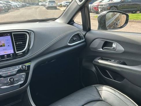 Used 2025 Chrysler Pacifica Limited FWD image 22