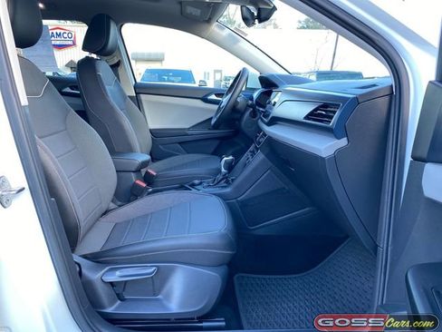 Used 2023 Volkswagen Taos SE w/ Panoramic Sunroof Package image 6