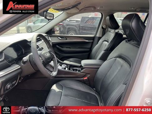 Used 2023 Jeep Grand Cherokee Limited w/ Black Appearance Package AWD/4WD image 18