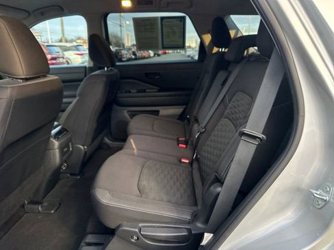 Used 2024 Nissan Pathfinder SV image 16