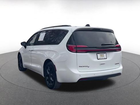 Used 2025 Chrysler Pacifica Limited image 11