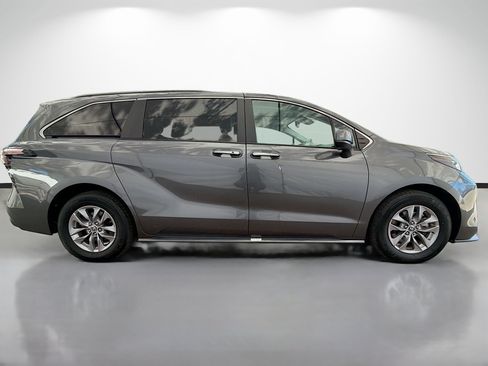 Used 2025 Toyota Sienna XLE image 2