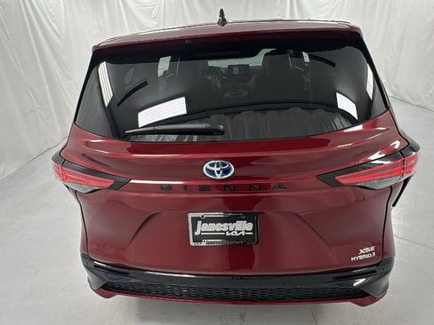 Used 2023 Toyota Sienna XSE image 4