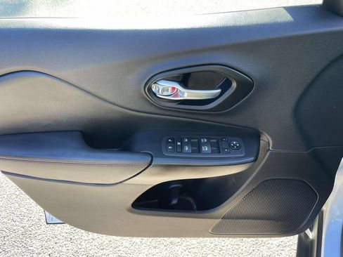 Used 2022 Jeep Cherokee Trailhawk w/ Sun, Sound & Nav Group AWD/4WD image 17