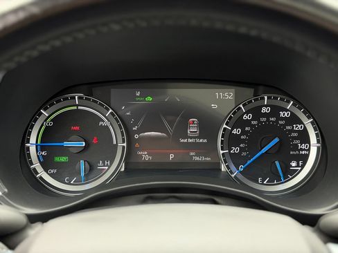 Used 2021 Toyota Highlander XLE AWD/4WD image 14