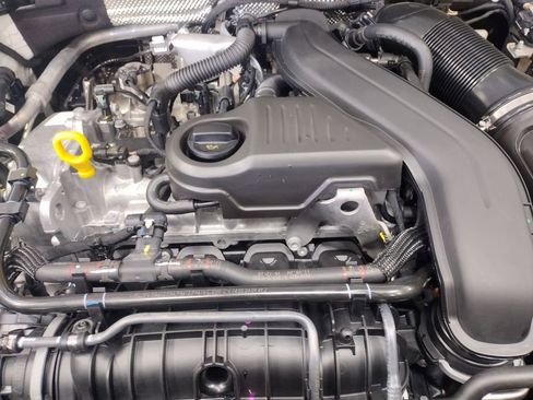 New 2025 Volkswagen Taos SE image 6