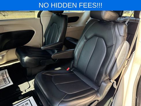 Used 2024 Chrysler Pacifica Touring-L FWD image 28