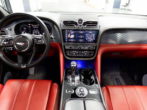Used 2021 Bentley Bentayga image 29