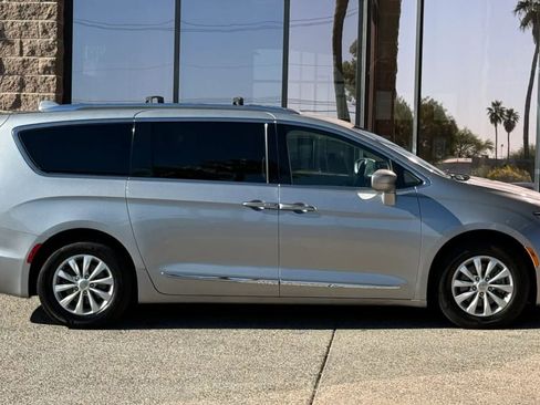 Used 2019 Chrysler Pacifica Touring-L image 14